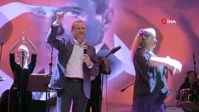 Teferic Şenliklerinde Suzan Kardeş ve Mesut Ergin'den İzmir Marşı sürprizi