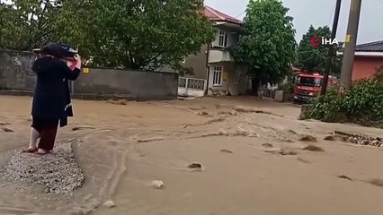 Samsun'un Ladik ilçesinde sağanak sonrası sokaklar dere gibi aktı