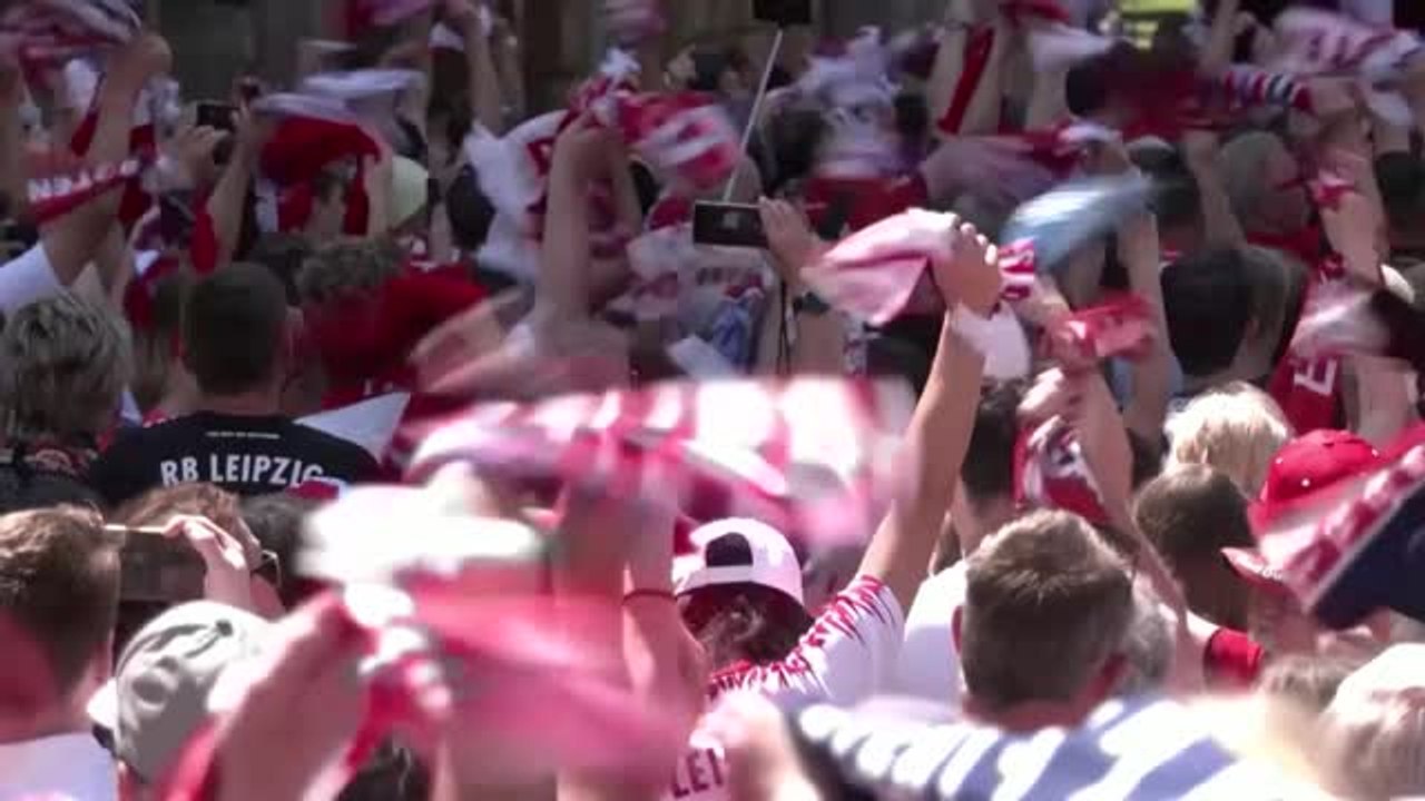 RB Leipzig feiert Pokalsieg mit Fans