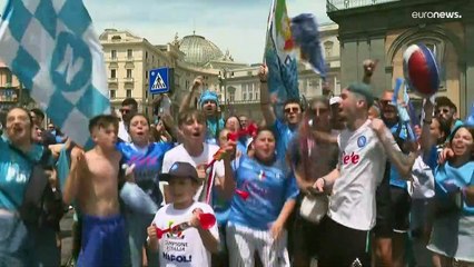 شاهد: جماهير نادي نابولي يحتفلون بلقب الدوري الإيطالي