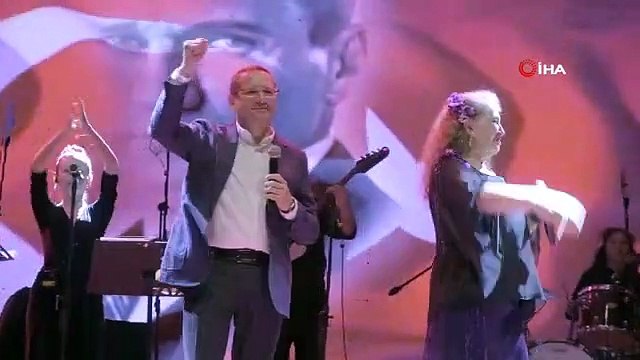 Izmir Anthem surprise par Suzan Kardeş et Mesut Ergin aux Festivals Teferic