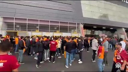 Derbi öncesi Nef Stadyumu'nun dışı karıştı