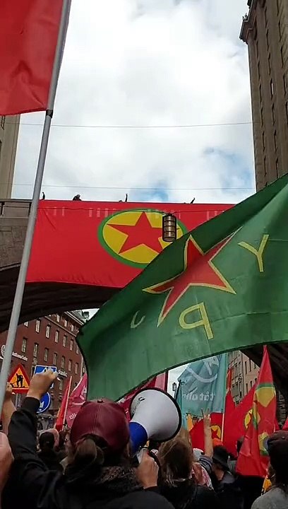 İsveç'te polis korumasında PKK gösterisi