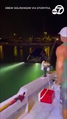 Un touriste utilisant la navigation à Hawaï plonge dans l'eau avec son véhicule