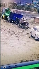 Video herunterladen: Un chien démarre un tracteur sans le vouloir... oups