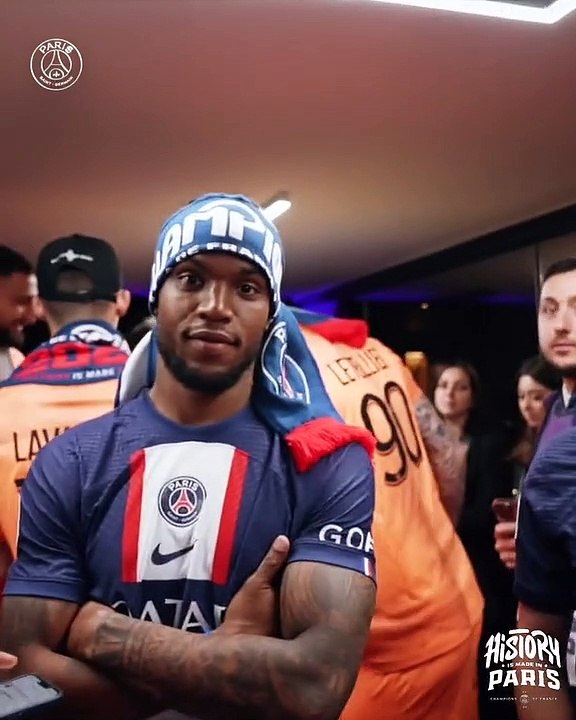 Mbappé chambre avec humour ses partenaires champions de France, la séquence amuse