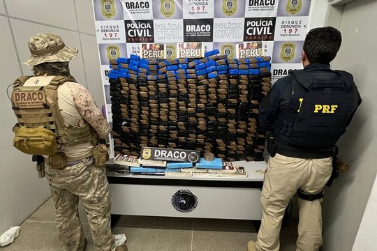 Quase meia tonelada de drogas é apreendida em Cajazeiras em carreta que vinha de SP; motorista foi preso