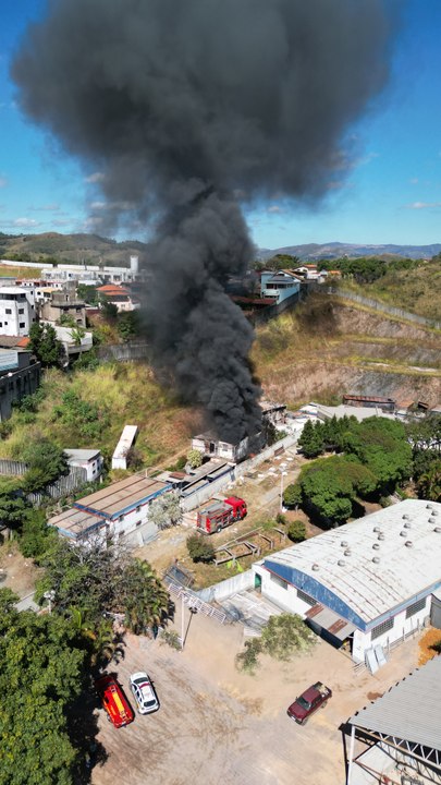 Incêndio em galpão em Nova Lima