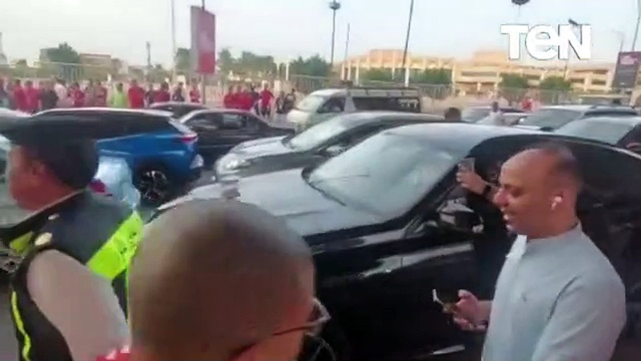 لحظه دخول عماد متعب استاد القاهرة قبل انطلاق مباراة الاهلي والوداد