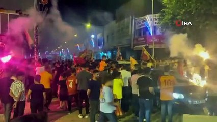 Galatasaray and Fenerbahçe fans celebrate championship together
