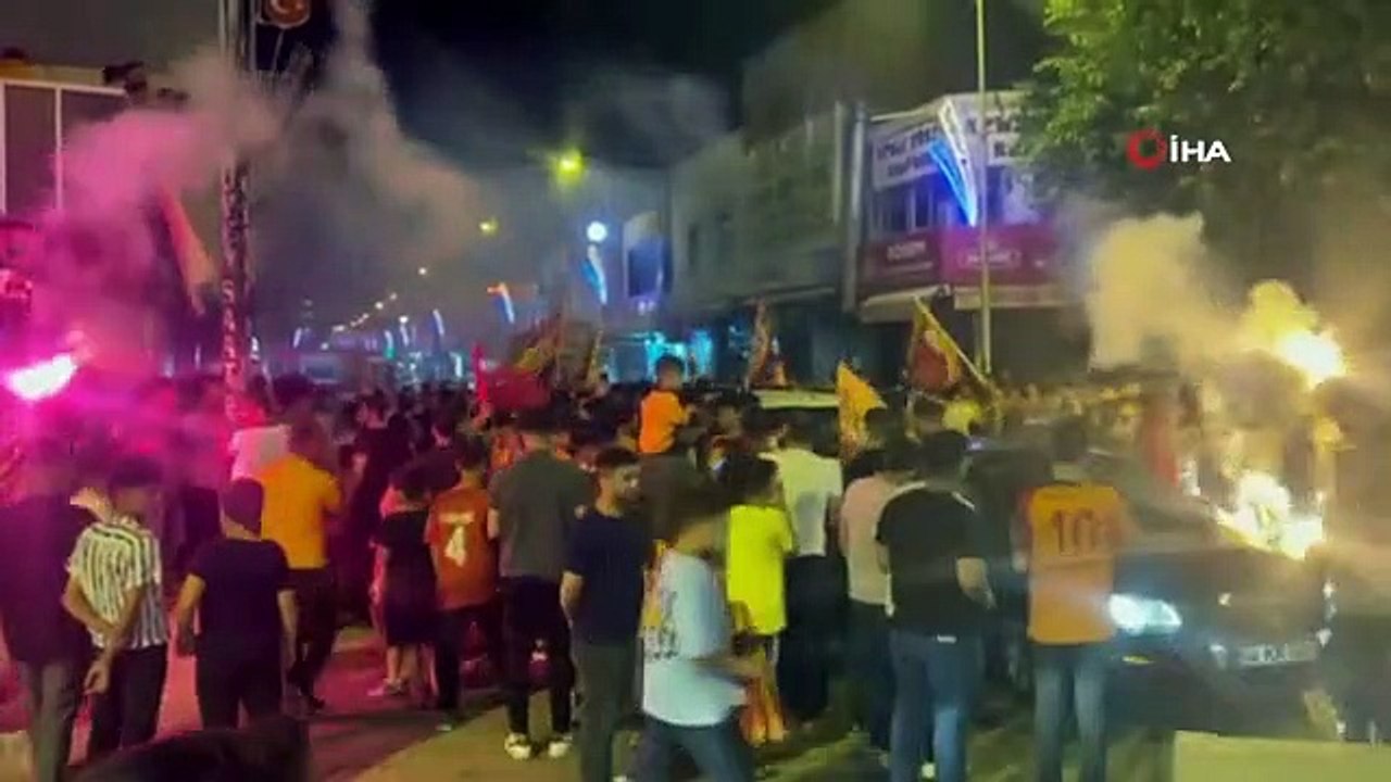 Galatasaray and Fenerbahçe fans celebrate championship together
