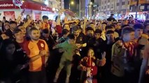 Les fans de Galatasaray célèbrent la victoire du derby à Denizli