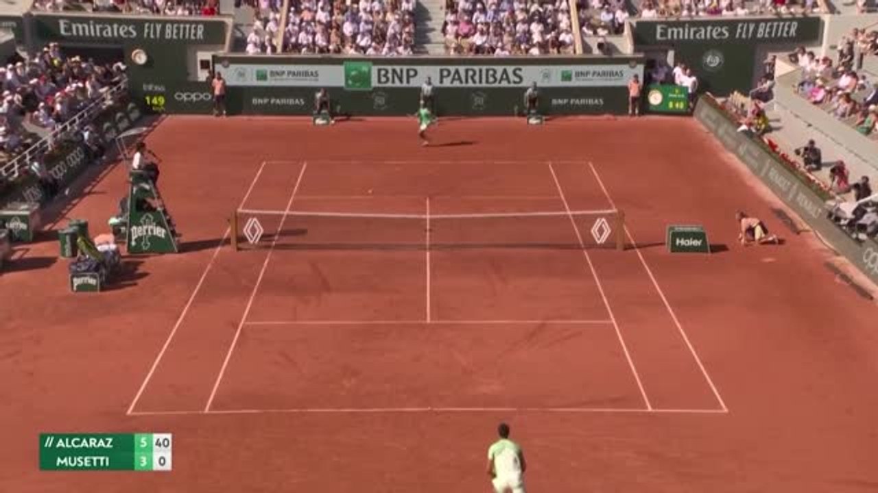 Alcaraz dispatches Musetti in straight sets