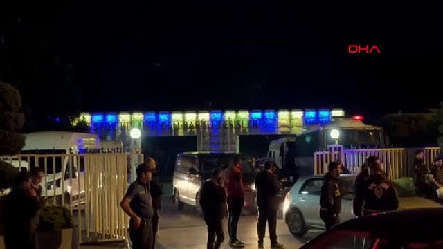 Manifestation avec des œufs et des oignons des fans de Fenerbahçe rassemblés à Samandıra