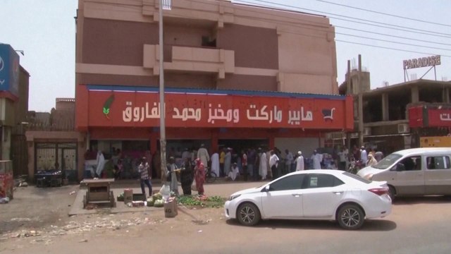 بعد إغلاق المخابز.. شبح الجوع يخيم على الخرطوم