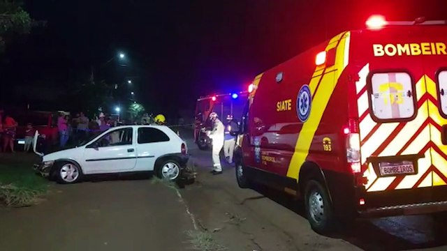 Condutores ficam feridos após forte colisão frontal na Av. Piquiri