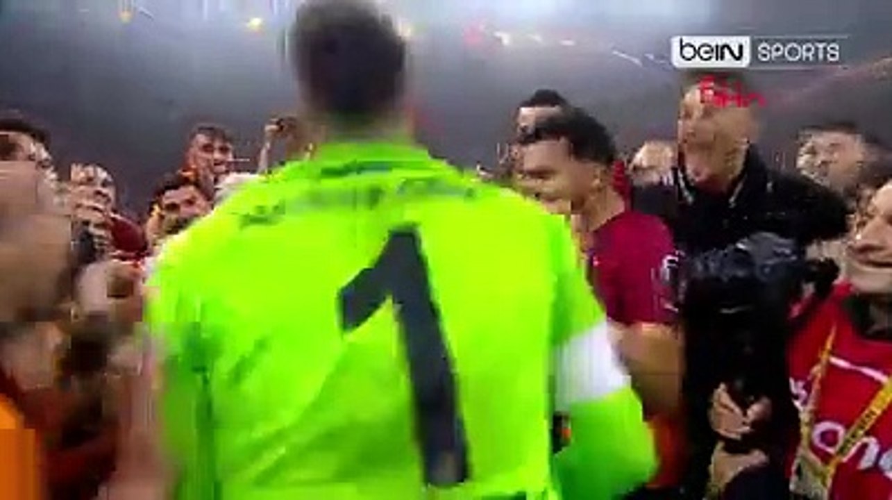 Galatasaray şampiyonluk kupasını kaldırdı (Saha içi görüntüler)