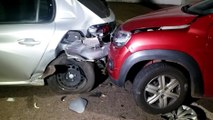 Motorista abandona Renault Kwid após colidir na traseira de Peugeot estacionado na Rua Souza Naves