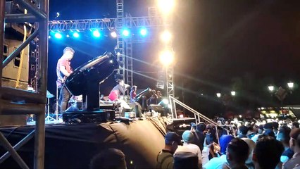 PENYANYI CANTIK RAISA HIBUR WARGA KEDIRI RAYA