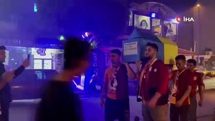 Antalya’da sarı-kırmızılı taraftarlar Fenerbahçe'nin temsili tabutunu kaldırdı
