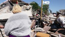 شاهد: سكان مدينة دنيبرو الأوكرانية يزيلون الأنقاض بعد الضربات الروسية
