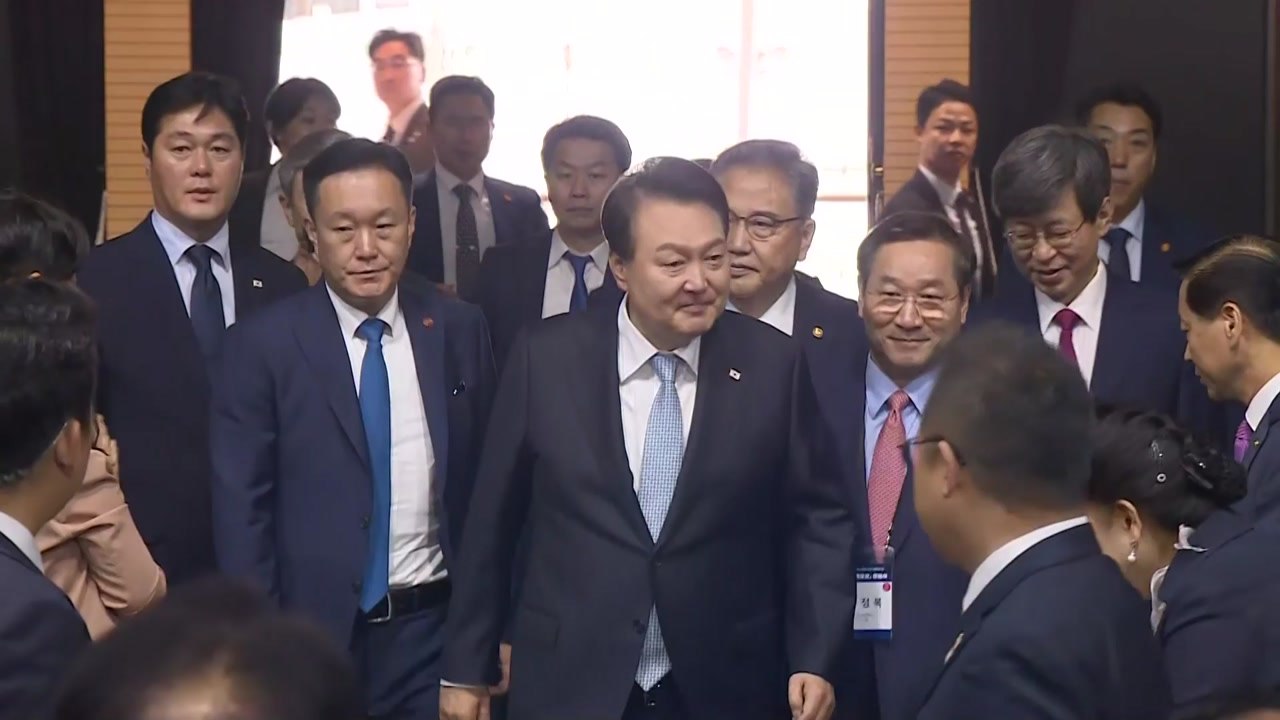 尹 "동포 아픔 보듬는 게 국가책무...日 원폭피해 한인 초청" / YTN