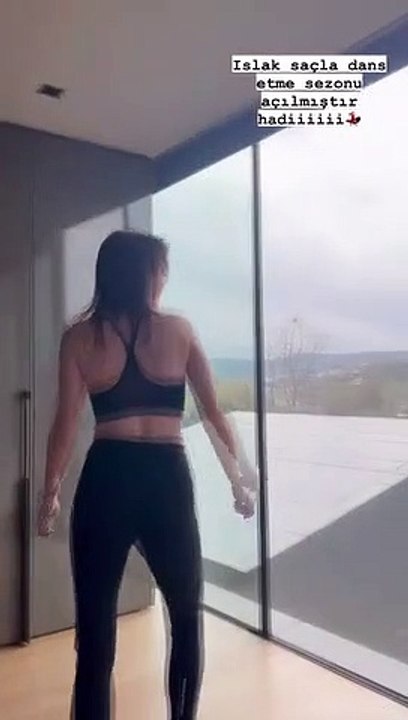 Melis Sezen, qui a dit "La saison de la danse avec les cheveux mouillés a commencé", a joué comme une folle.