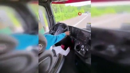 4 yaşındaki Zayn bu kez de tırın çekicisini kullandı