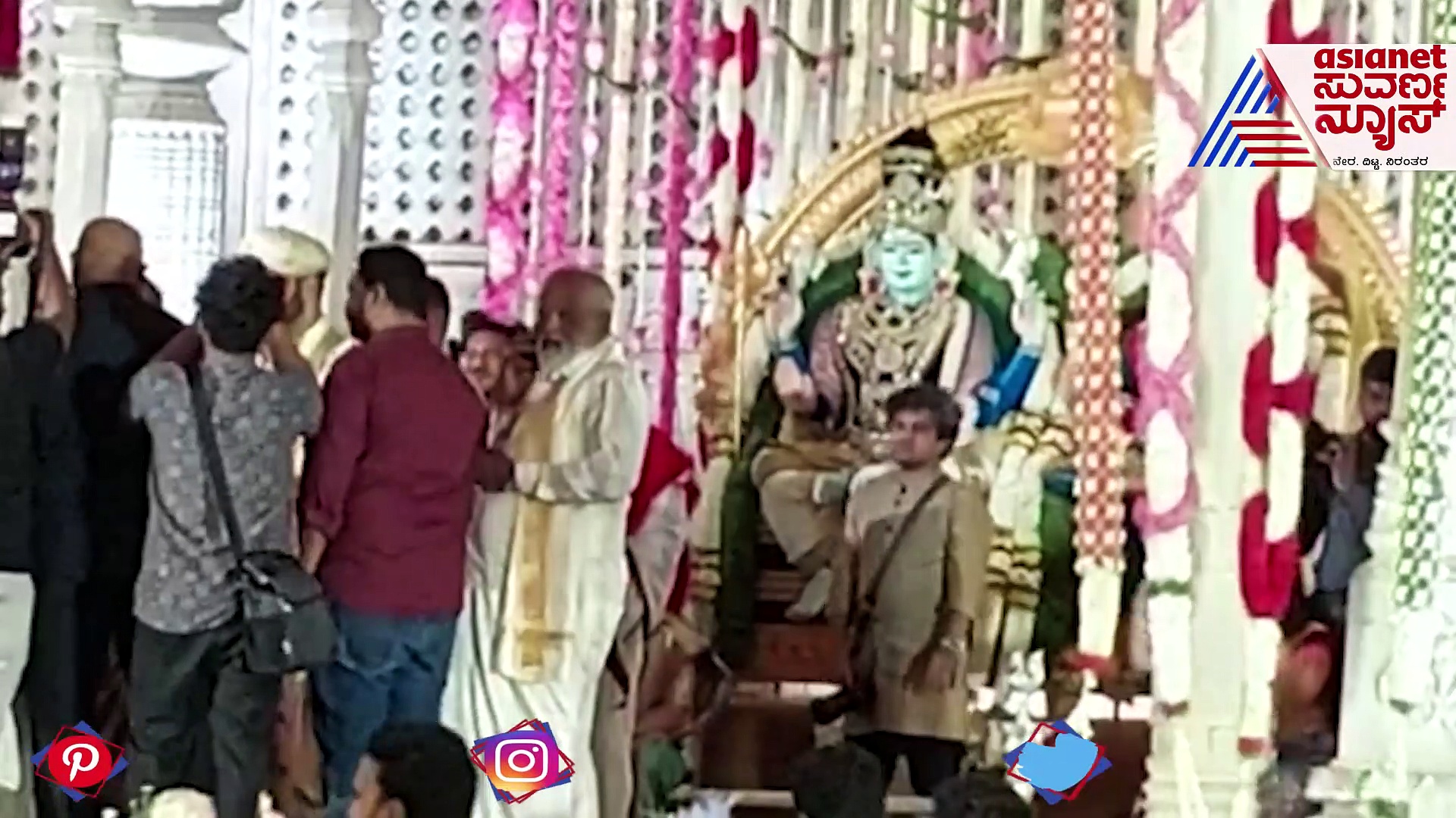 Abhishek Ambareesh Wedding: ಅಂಬಿ ಫೋಟೊಗೆ ನಮನ ಸಲ್ಲಿಸಿ ಅಭಿಷೇಕ್‌-ಅವಿವಾಗೆ ಶುಭಹಾರೈಸಿದ ಯಶ್-ರಾಧಿಕಾ 