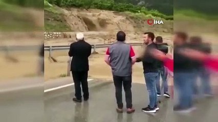 Amasya'da sel karayolunu ulaşıma kapattı