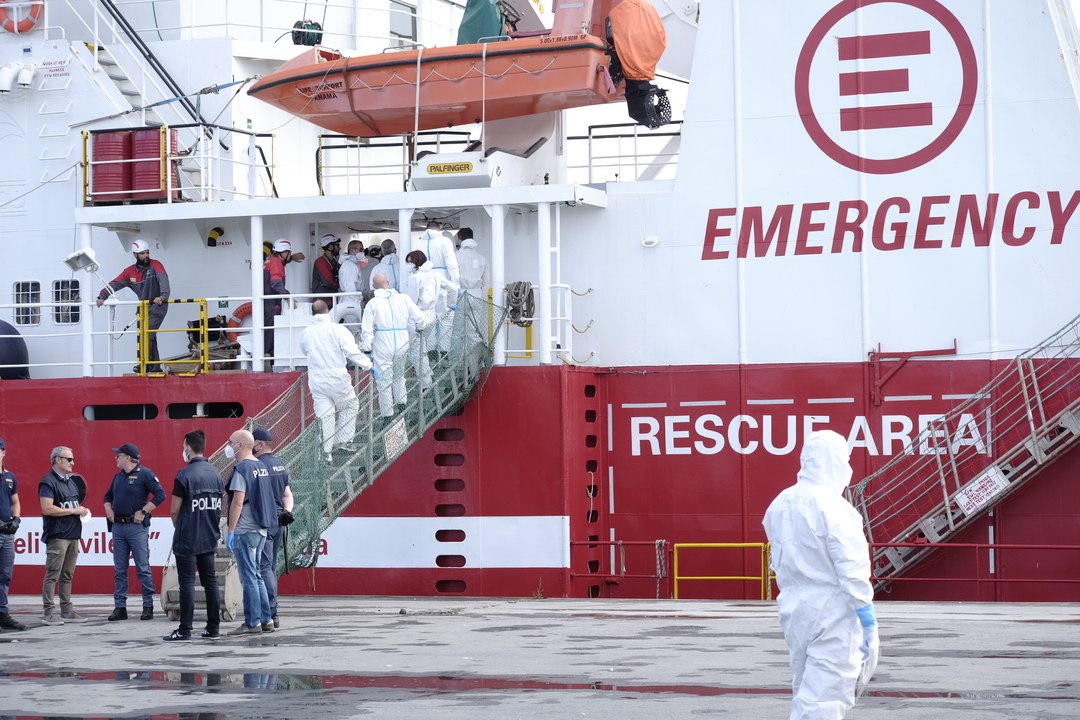 Migranti, la nave di Emergency attracca a Marina di Carrara
