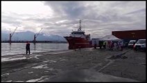 Migranti, la nave di Emergency attracca a Marina di Carrara