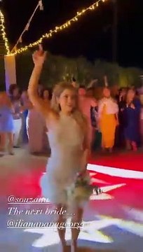 Ηλιάνα Παπαγεωργίου: Έπιασε την ανθοδέσμη σε γάμο στη Σαντορίνη - Η επική αντίδρασή της