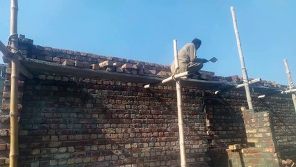 mistree mason go par kam kar reha hai