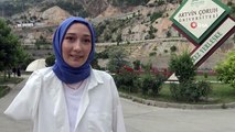 Depremde kolunu kaybeden Emine Kuş Sivil Savunma ve İtfaiyecilik Bölümü'nden mezun oldu