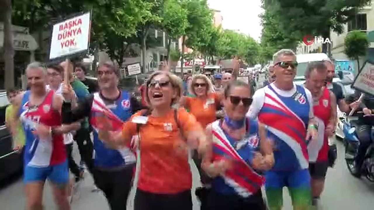 Avcılar Belediyesi ve doğaseverler iklim krizine dikkat çekmek için 'Bin, Koş, Yüz' etkinliği düzenledi