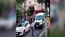 Hayvansever esnaf, yavru kargayı kurtarmak isterken diğer kargaların saldırısına uğradı