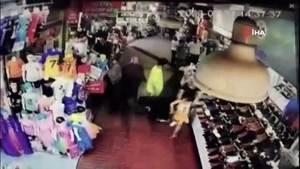 Des personnes surprises en train de frauder des commerçants en donnant de faux 100 dollars à Antalya