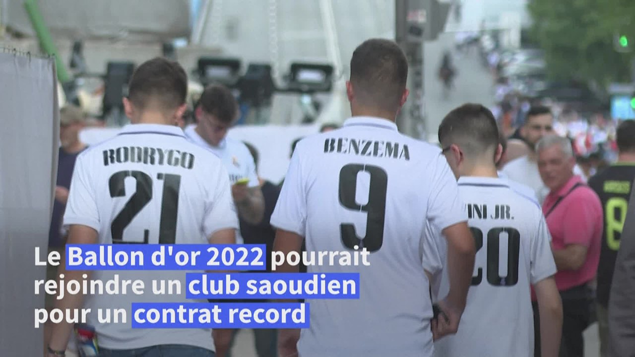 Des supporters du Real Madrid réagissent au départ de Karim Benzema