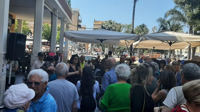Ladispoli le proteste dei cittadini e raccolta firme per le bollette pazze Acea