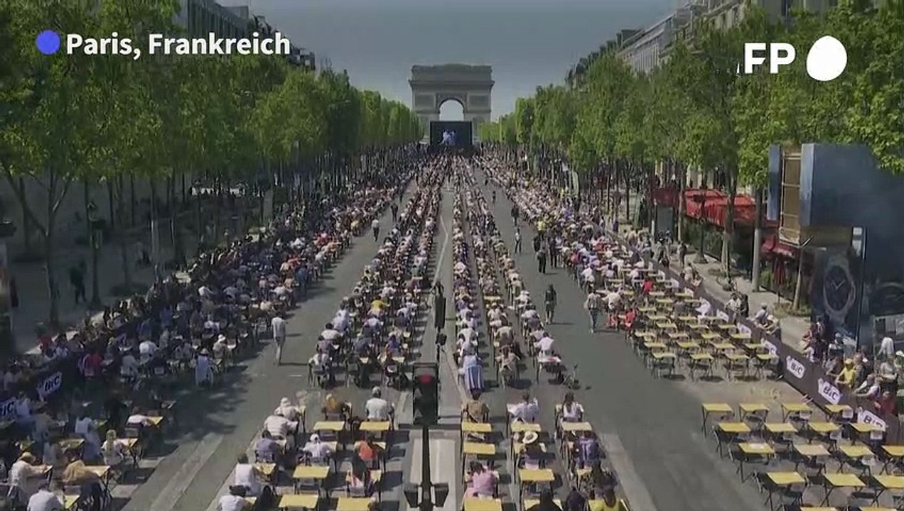 Champs-Elysées werden zum Klassenzimmer: Riesen-Diktat in Paris