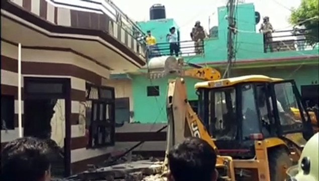 पहली बार चला बुलडोजर, नशा तस्कर हिस्ट्रीशीटर महिला का मकान ध्वस्त