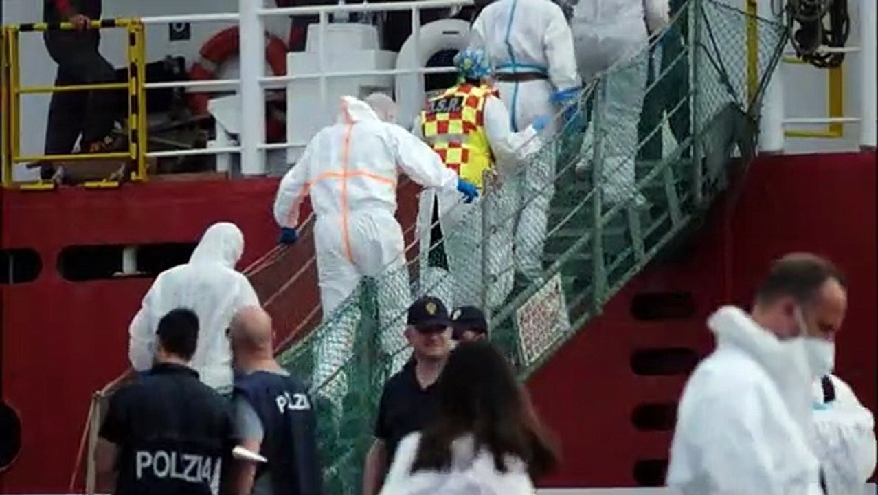 L'arrivo dei migranti al porto di Marina di Carrara
