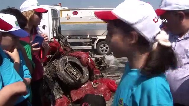 La Journée mondiale de l'environnement a été célébrée avec un événement de nettoyage de la mer à Izmir