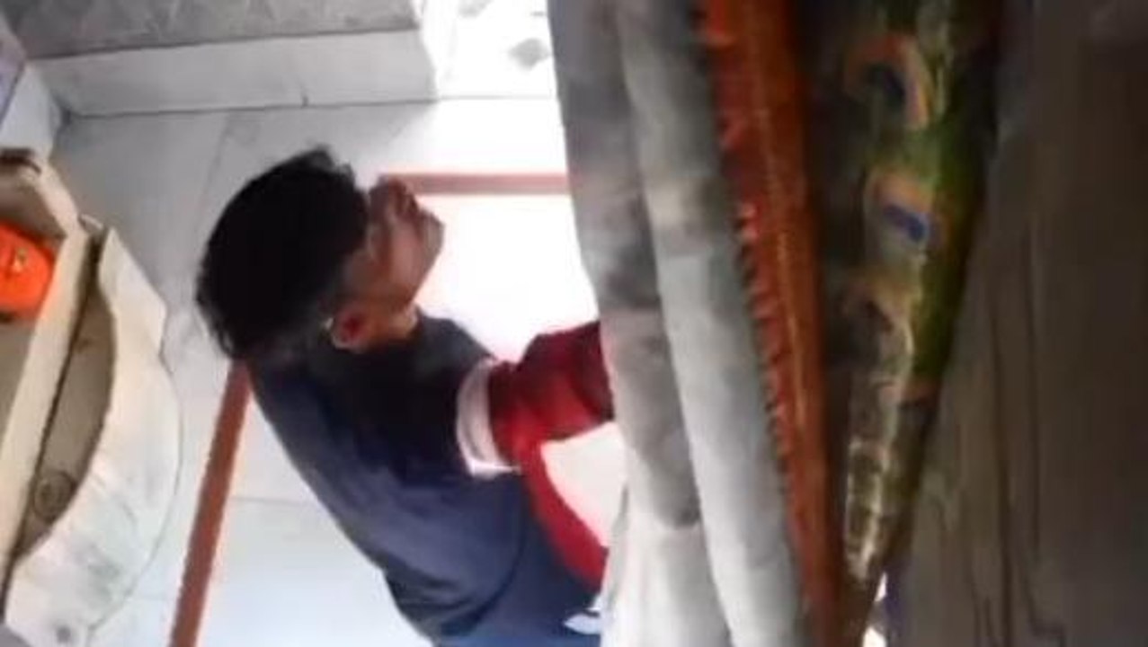 अलीगढ़: पथवारी मंदिर में घंटा चोरी करने वाला शातिर चोर, सीसीटीवी कैद हुई वारदात