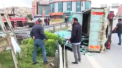 Maltepe’de ayna yüklü kamyonet devrildi