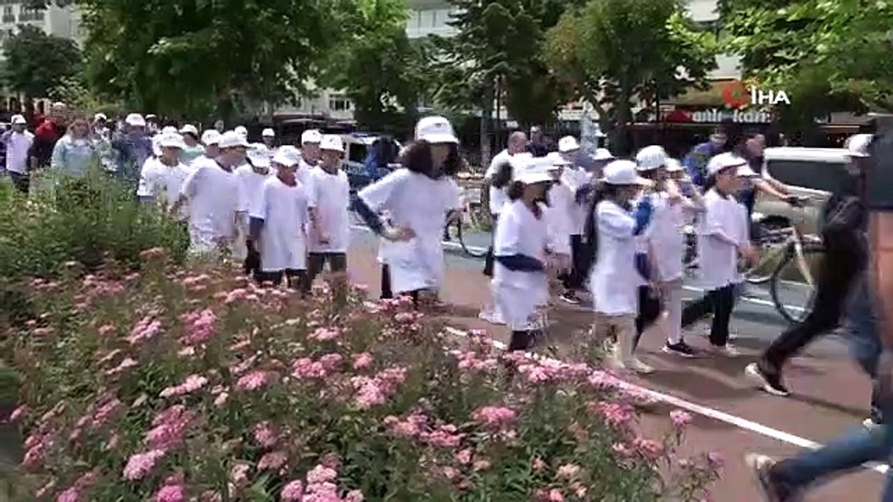 Lors de la Journée mondiale de l'environnement, des plongeurs retirent les déchets de la mer