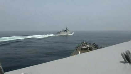 الدفاع الأميركية تنشر لقطات لسفينة صينية تقوم بمناورات بالقرب من مدمرة أميركية في #مضيق_تايوان  #العربية