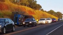 Caminhão tomba entre Cascavel e Santa Tereza do Oeste