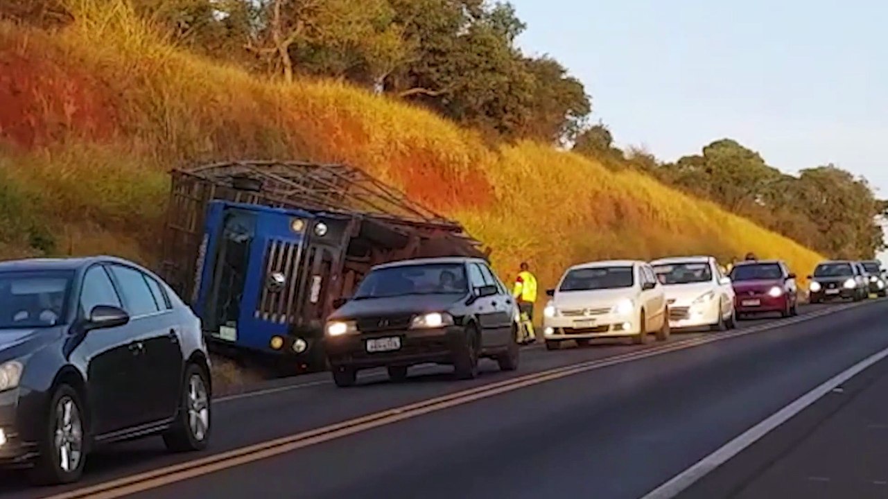 Caminhão tomba entre Cascavel e Santa Tereza do Oeste